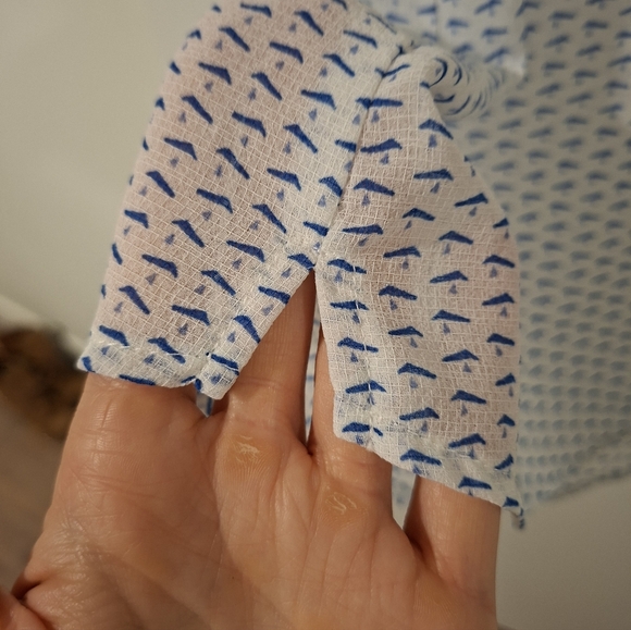 Skies Are Blue White & Blue Patterned Women's Cap-sleeve Blouse (Size M) - Picture 4 of 7